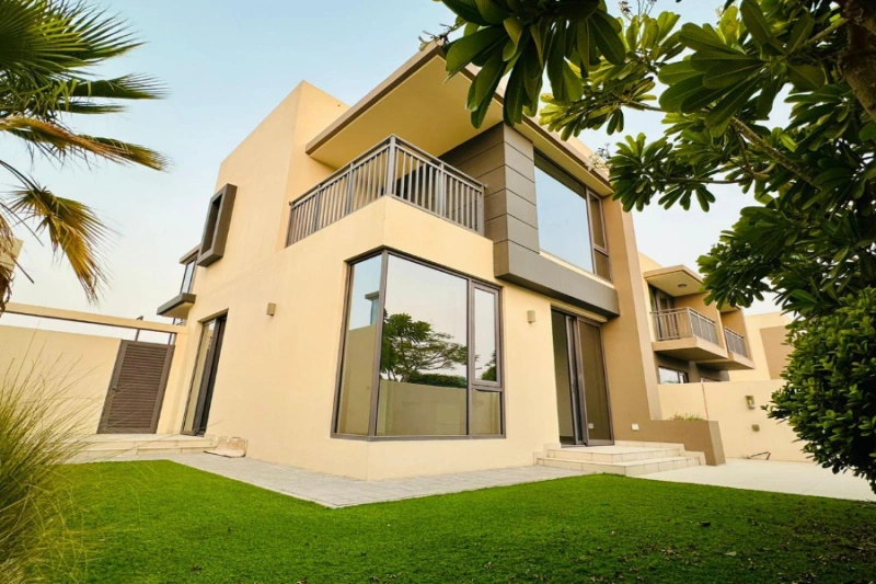 Luxuriöse Villa mit vier Schlafzimmern und modernem Design