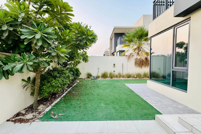 Luxuriöse Villa mit vier Schlafzimmern und modernem Design