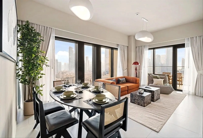 Moderne Etagenwohnung im Herzen der Stadt mit Blick auf den Burj Khalifa und stilvoller Einrichtung.