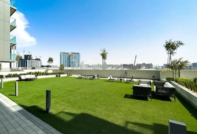 Moderne 2-Zimmer Wohnung mit Poolblick, möbliert in Top-Lage!