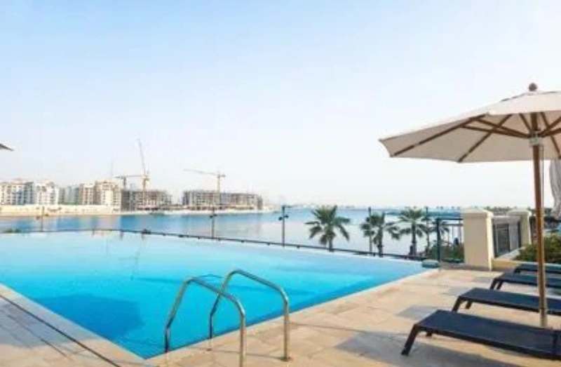 Luxuriöse 3-Zimmer-Wohnung mit direktem Strandzugang.