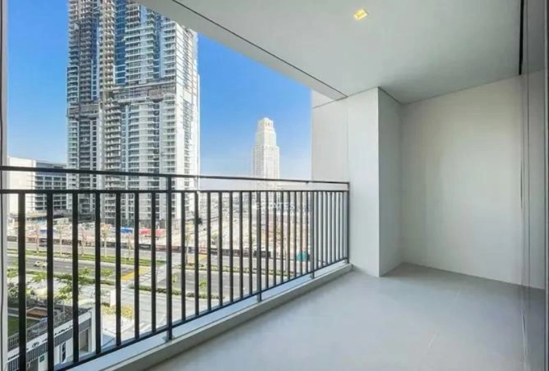 Zeitgenössisches Ein-Zimmer-Apartment mit modernem Design