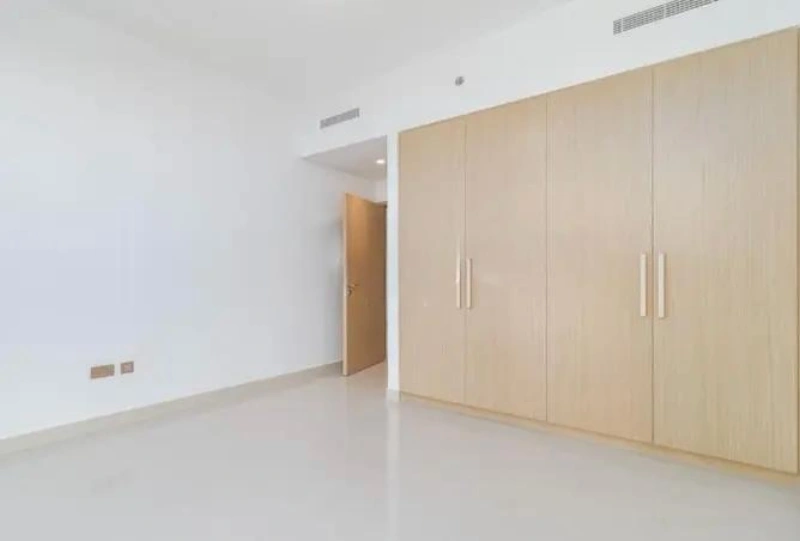 Zeitgenössisches Ein-Zimmer-Apartment mit modernem Design