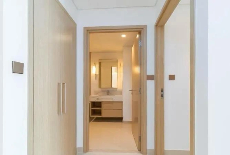 Zeitgenössisches Ein-Zimmer-Apartment mit modernem Design