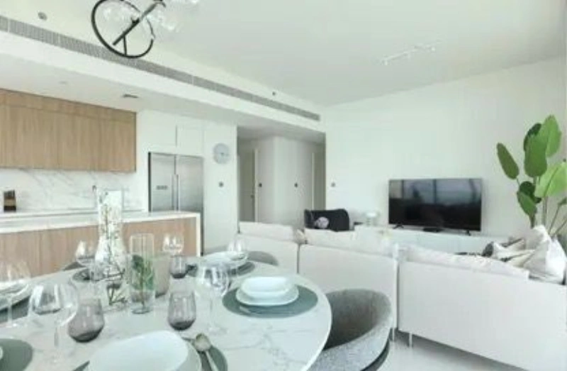 Geräumige 3-Zimmer-Wohnung mit separatem Zimmer für Dienstmädchen, voll möbliert!