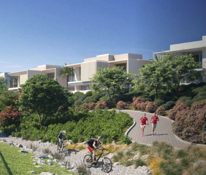 Spacious townhouse with 4 bedrooms, staff room, private garage and garden!