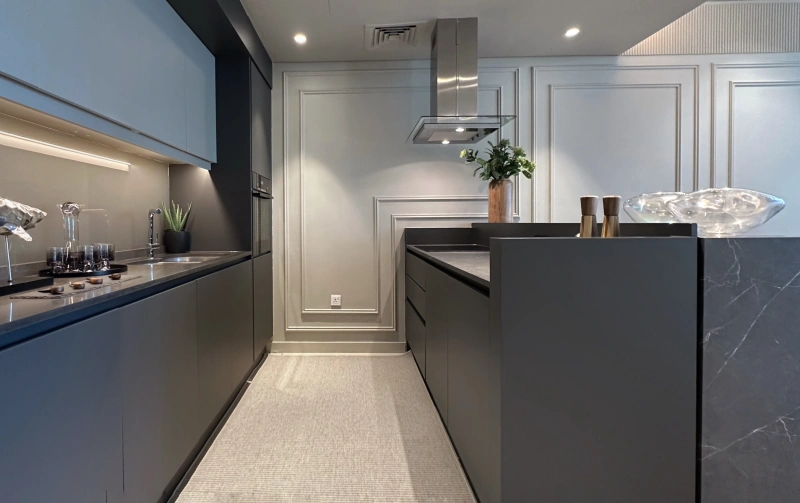 Modernes Apartment mit Blick auf Ain Dubai in Bluewaters Residence 3. Luxusmöbel & grüne Terrasse.