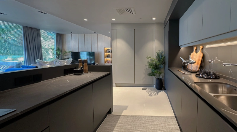 Modernes Apartment mit Blick auf Ain Dubai in Bluewaters Residence 3. Luxusmöbel & grüne Terrasse.