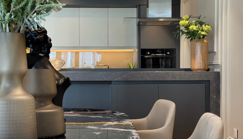 Modernes Apartment mit Blick auf Ain Dubai in Bluewaters Residence 3. Luxusmöbel & grüne Terrasse.