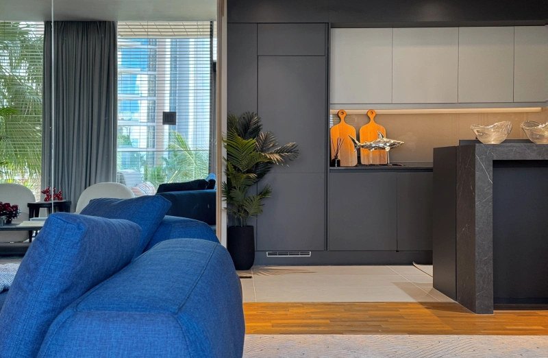 Modernes Apartment mit Blick auf Ain Dubai in Bluewaters Residence 3. Luxusmöbel & grüne Terrasse.