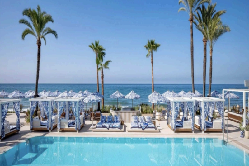 Luxuriöse Wohnung mit drei Schlafzimmern und Angestelltenzimmer in modernem Design