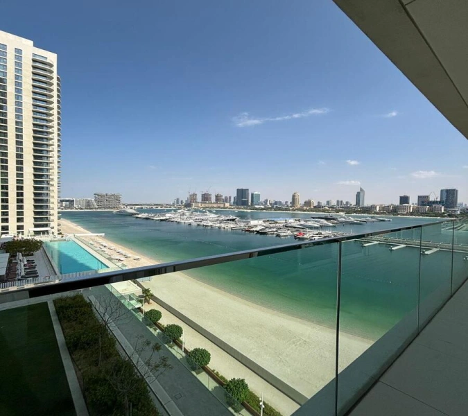 Geräumige 3-Zimmer-Wohnung mit Dienstzimmer, Blick auf den Yachthafen