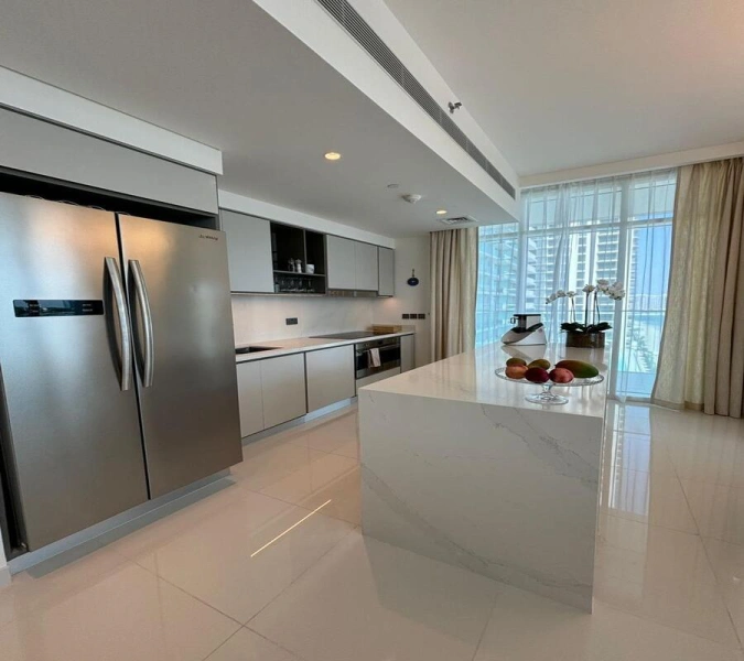 Geräumige 3-Zimmer-Wohnung mit Dienstzimmer, Blick auf den Yachthafen