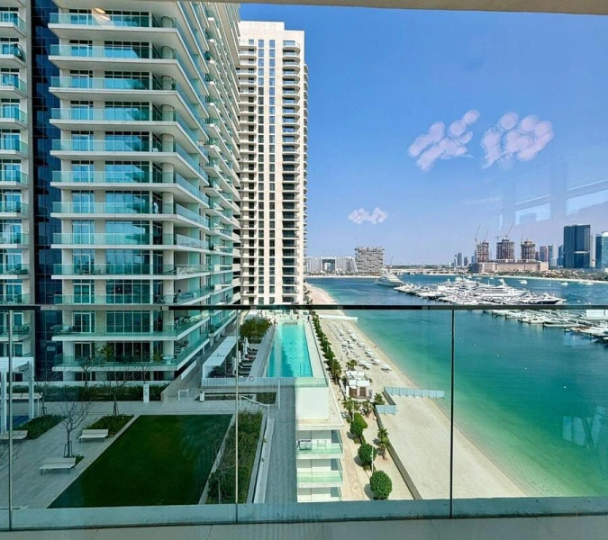 Geräumige 3-Zimmer-Wohnung mit Dienstzimmer, Blick auf den Yachthafen