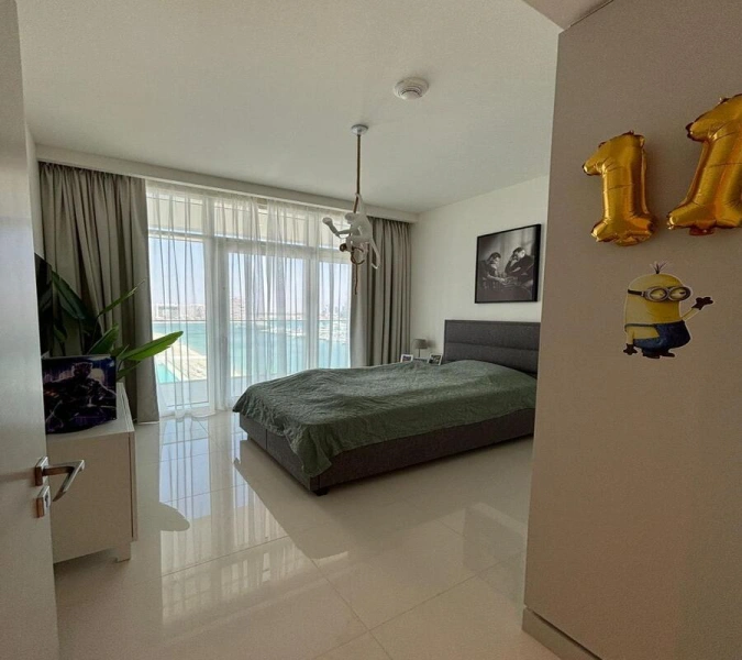 Geräumige 3-Zimmer-Wohnung mit Dienstzimmer, Blick auf den Yachthafen