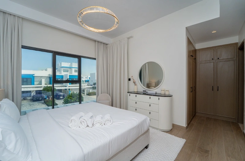 Stilvolles 4-Schlafzimmer-Stadthaus | Vollständig möbliert | Moderne Ausstattung &amp; geräumiges Layout