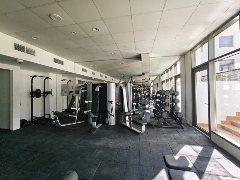 Atemberaubende 2-Zimmer-Wohnung mit Dienstmädchen Zimmer und große Annehmlichkeiten