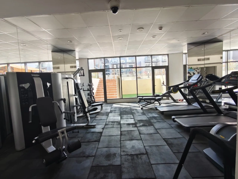 Atemberaubende 2-Zimmer-Wohnung mit Dienstmädchen Zimmer und große Annehmlichkeiten