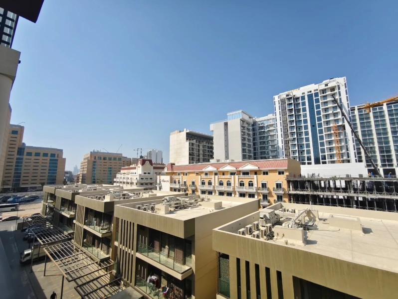 Atemberaubende 2-Zimmer-Wohnung mit Dienstmädchen Zimmer und große Annehmlichkeiten