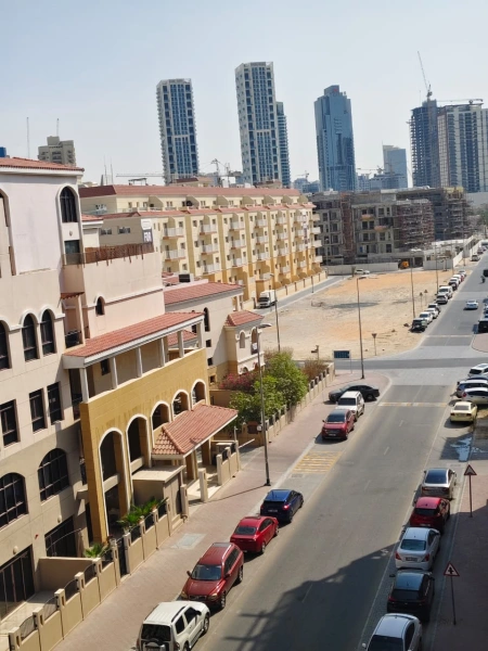 Atemberaubende 2-Zimmer-Wohnung mit Dienstmädchen Zimmer und große Annehmlichkeiten