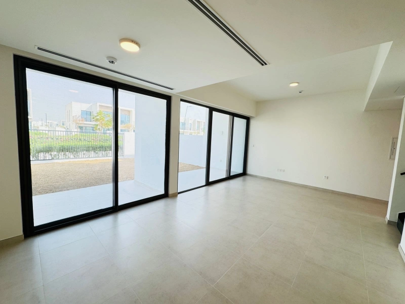 Stilvolle 3BR Stadthaus: Brandneu, modernes Design, beste Lage!