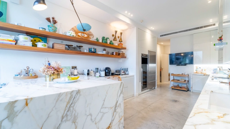 Modernes 4-Zimmer-Penthouse mit Zimmer für das Personal! Vollständig modernisiert und luxuriös!