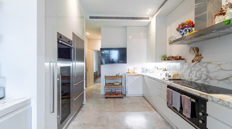 Modernes 4-Zimmer-Penthouse mit Zimmer für das Personal! Vollständig modernisiert und luxuriös!