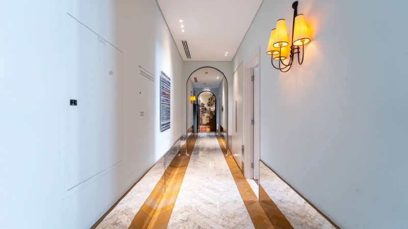 Modernes 4-Zimmer-Penthouse mit Zimmer für das Personal! Vollständig modernisiert und luxuriös!