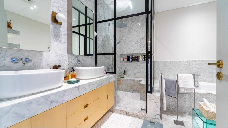 Modernes 4-Zimmer-Penthouse mit Zimmer für das Personal! Vollständig modernisiert und luxuriös!