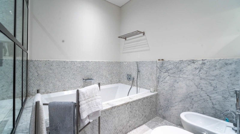 Modernes 4-Zimmer-Penthouse mit Zimmer für das Personal! Vollständig modernisiert und luxuriös!