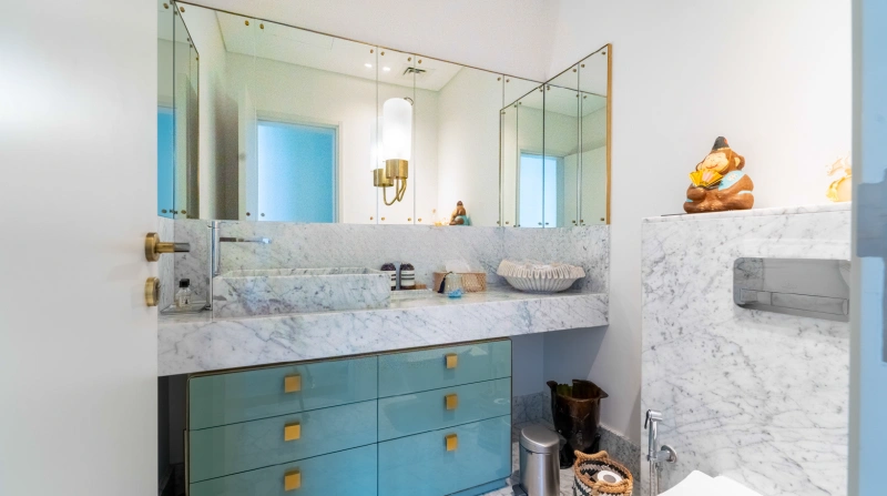 Modernes 4-Zimmer-Penthouse mit Zimmer für das Personal! Vollständig modernisiert und luxuriös!