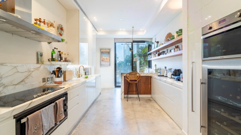 Modernes 4-Zimmer-Penthouse mit Zimmer für das Personal! Vollständig modernisiert und luxuriös!