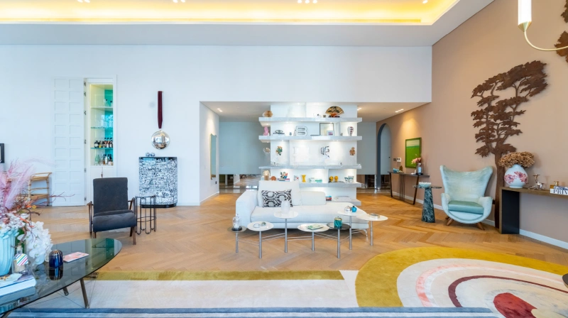 Modernes 4-Zimmer-Penthouse mit Zimmer für das Personal! Vollständig modernisiert und luxuriös!