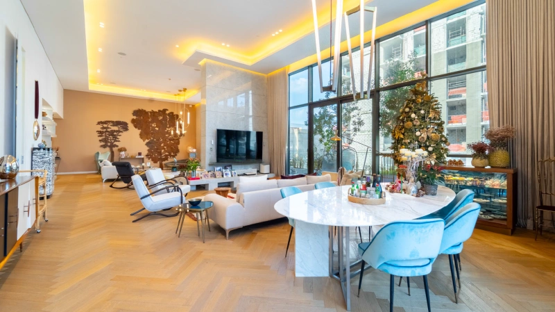 Modernes 4-Zimmer-Penthouse mit Zimmer für das Personal! Vollständig modernisiert und luxuriös!