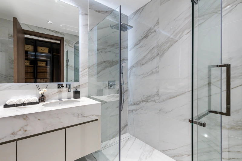 Moderne 2-Zimmer-Wohnung mit Regendusche und bodentiefen Fenstern