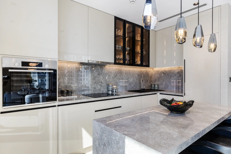 Moderne 2-Zimmer-Wohnung mit Regendusche und bodentiefen Fenstern