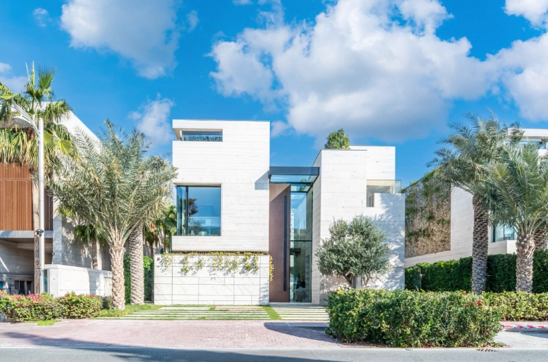 Luxuriöse 6-Zimmer Beach Mansion mit Privatpool und Kinoraum