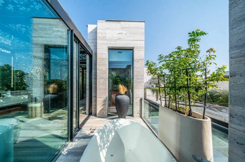 Luxuriöse 6-Zimmer Beach Mansion mit Privatpool und Kinoraum