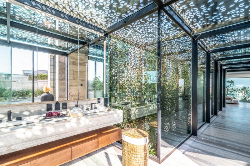 Luxuriöse 6-Zimmer Beach Mansion mit Privatpool und Kinoraum