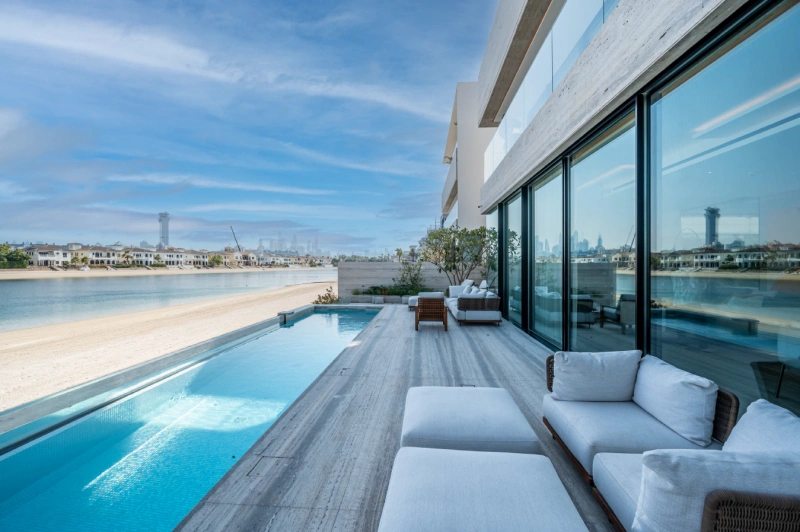 Luxuriöse 6-Zimmer Beach Mansion mit Privatpool und Kinoraum