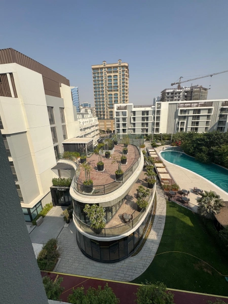 Neues 2-Zimmer-Apartment mit Poolblick in der Torino-Community von Oro24 in Arjan!