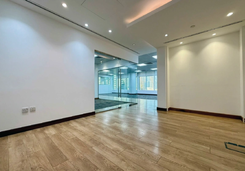 Vacant Huge Office For SALE - Vollständig ausgestattet unmöbliert