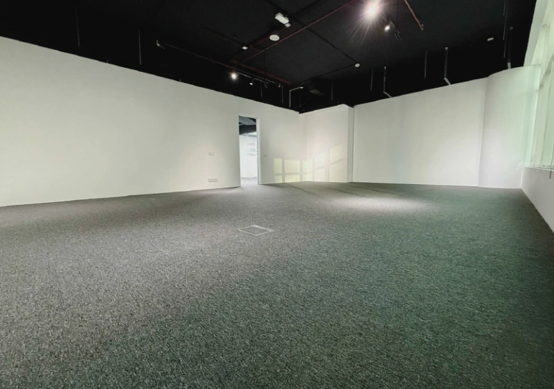 Vacant Huge Office For SALE - Vollständig ausgestattet unmöbliert