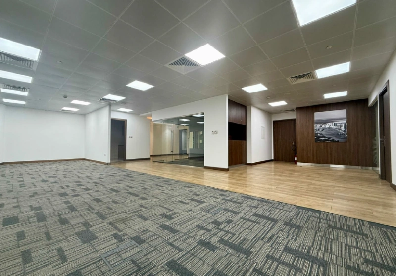 Vacant Huge Office For SALE - Vollständig ausgestattet unmöbliert