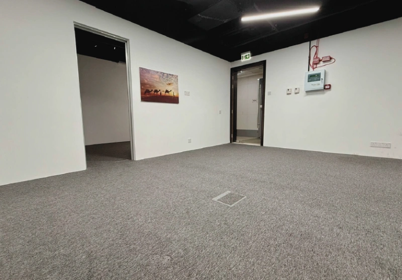 Vacant Huge Office For SALE - Vollständig ausgestattet unmöbliert