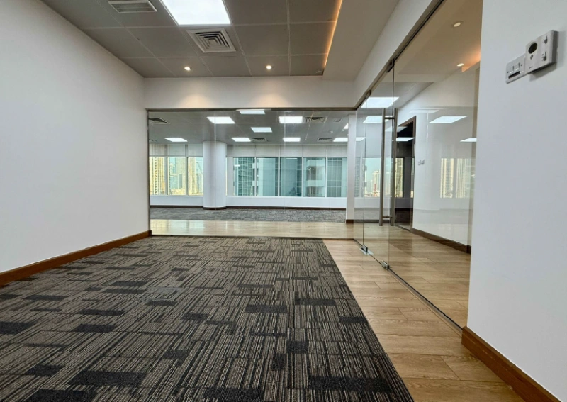 Vacant Huge Office For SALE - Vollständig ausgestattet unmöbliert