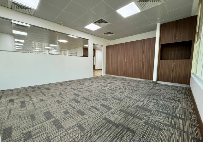 Vacant Huge Office For SALE - Vollständig ausgestattet unmöbliert