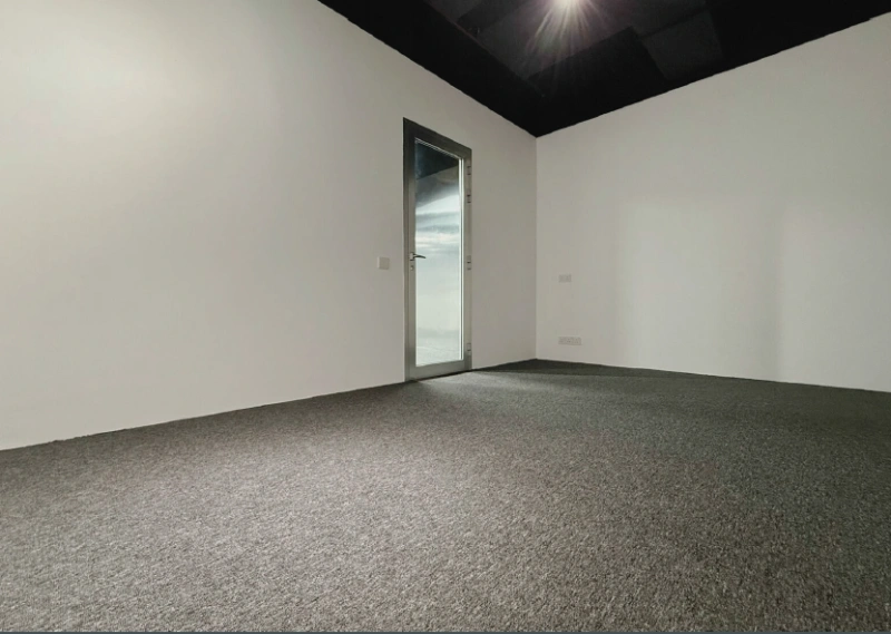 Vacant Huge Office For SALE - Vollständig ausgestattet unmöbliert