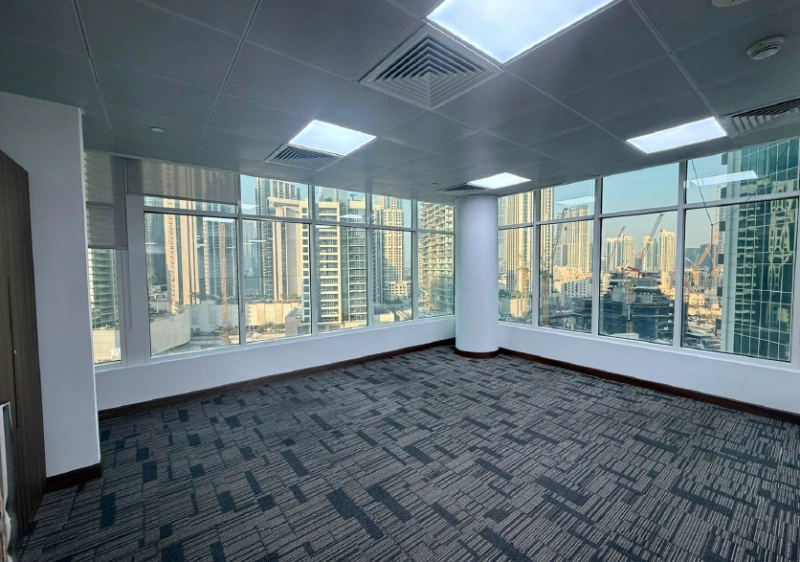 Vacant Huge Office For SALE - Vollständig ausgestattet unmöbliert