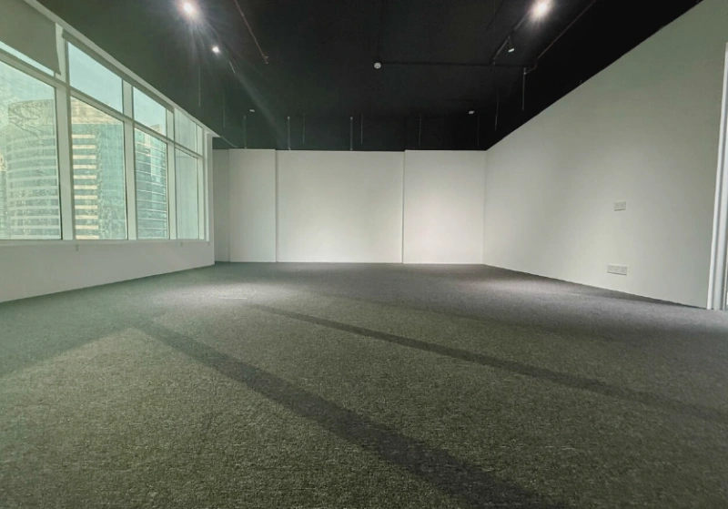 Vacant Huge Office For SALE - Vollständig ausgestattet unmöbliert